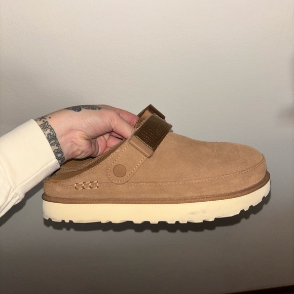 UGG Women’s Goldenstar Clog - Picture 2 of 4